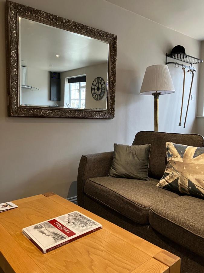 Well Cottage: A Cotswold Cottage At The Heart Of The Village Of Crudwell Extérieur photo